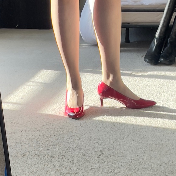 Stradivarius size 37 bright red patent leather kitten heel pumps - Picture 10 of 11